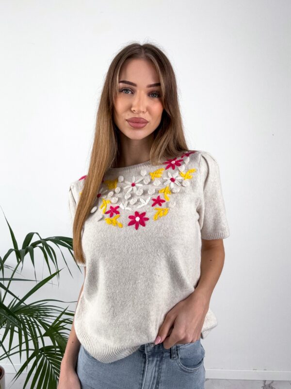béžový sveter s aplikáciou našitých kvetov s krátkym rukávom